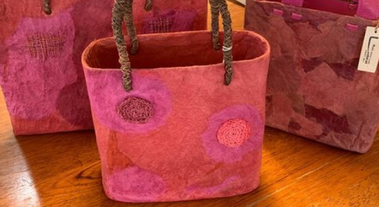 ピンク色の和紙バッグ